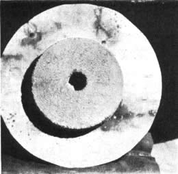 Vista inferior del tapón que muestra la sección vaciada en la cuba colocada al centro. La placa superior está hecha de Transite de 1/4"