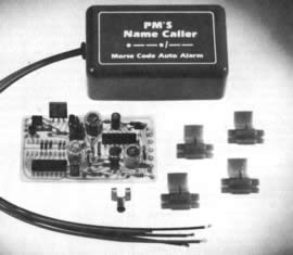 El Name Caller de MP tiene un tablero de circuito impreso fácil de hacer (arriba). Se fija al alambrado eléctrico del automóvil, usando conectores sin soldaduras, como los que se ven a la derecha del tablero