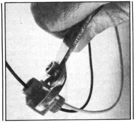Corrugue un conector sin soldadura ajustadamente alrededor de un alambre existente. La cuchilla interior corta el aislamiento sólo en la medida suficiente para poder conectar el alambre