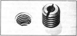 Se usan insertos roscados de agujeros en piezas de madera para permitir una fijación de metal a metal. No es necesario, pero facilita el atornillamiento roscando primero el agujero