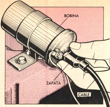 4. Para asentar correctamente el conector de un cable, comprima la zapata para expulsar el aire