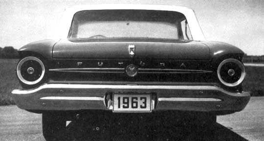 Los distintivos Ford en el Falcon son las luces de cola de tipo de centro de blanco, con aros acopados en 1963. Sin duda, la tapa del tubo de la gasolina es la más atractiva de todos los autos norteamericanos: es pequeña y está hecha de cromo