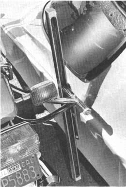 El centro vital del mecanismo de un sidecar de tipo flexible es el tubo deslizante cargado a resorte (der.) Permote que el sidecar se incline con la motocicleta