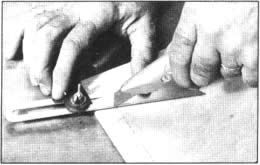 Una cuchilla permite marcar colas de milano con más exactitud que un lápiz. La marca facilita hacer trabajos que requieran el uso del escoplo
