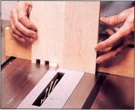 3 Sostenga la pieza del costado con la última muesca encajada en la espiga de guía. Una a tope la pieza de extremo que se ensambla al costado y entonces haga el corte.