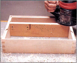 5 Coloque la tabla sobrante a lo largo dentro del conjunto, para darle soporte a la ranuradora cuando corte la ranura a través de los costados y los extremos.