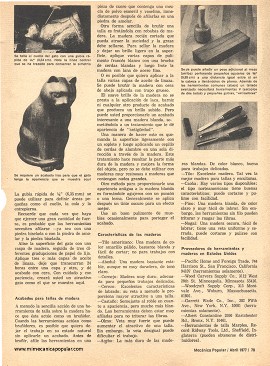 Tallando madera - Abril 1977